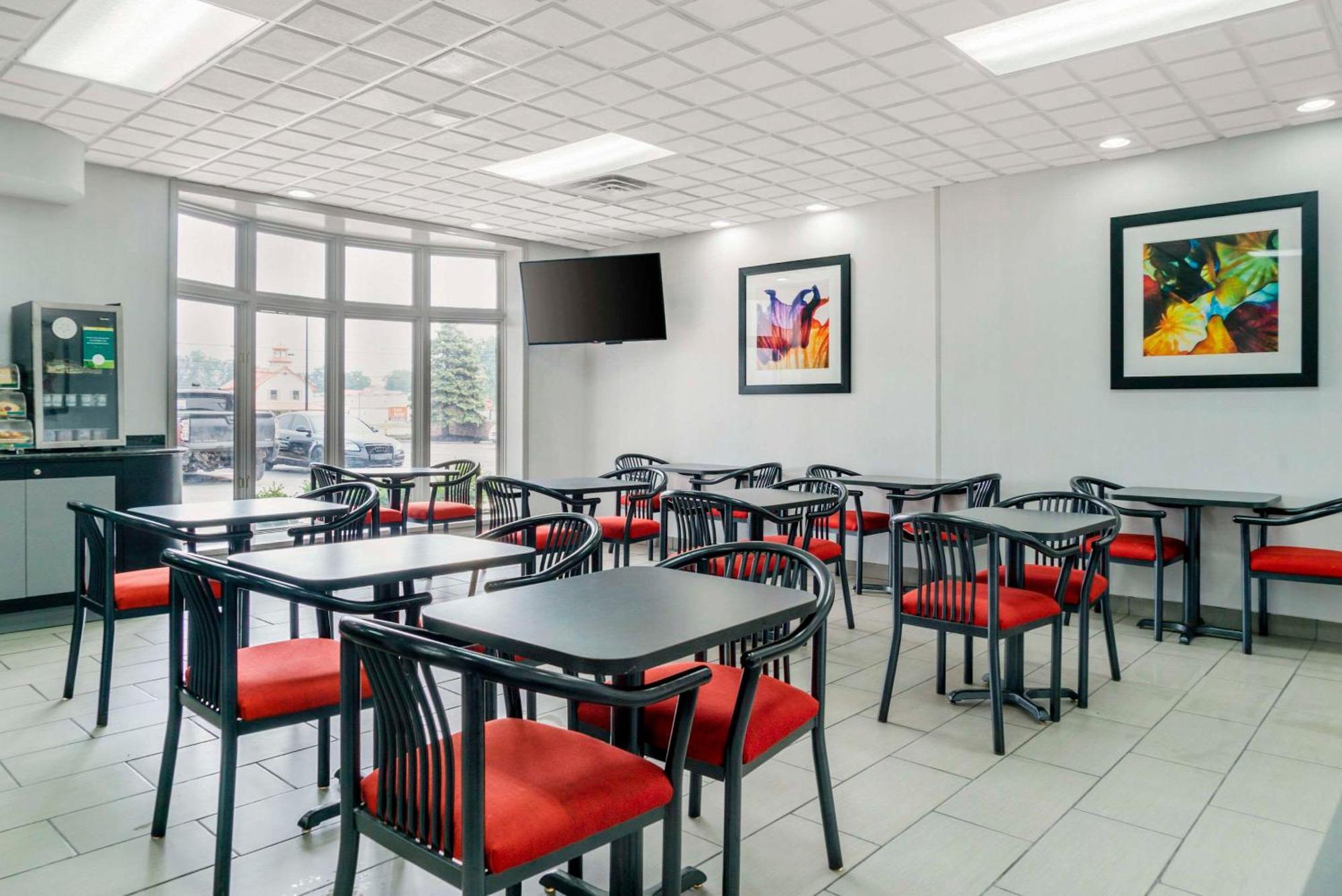 ליבוניה Quality Inn & Suites Banquet Center מראה חיצוני תמונה